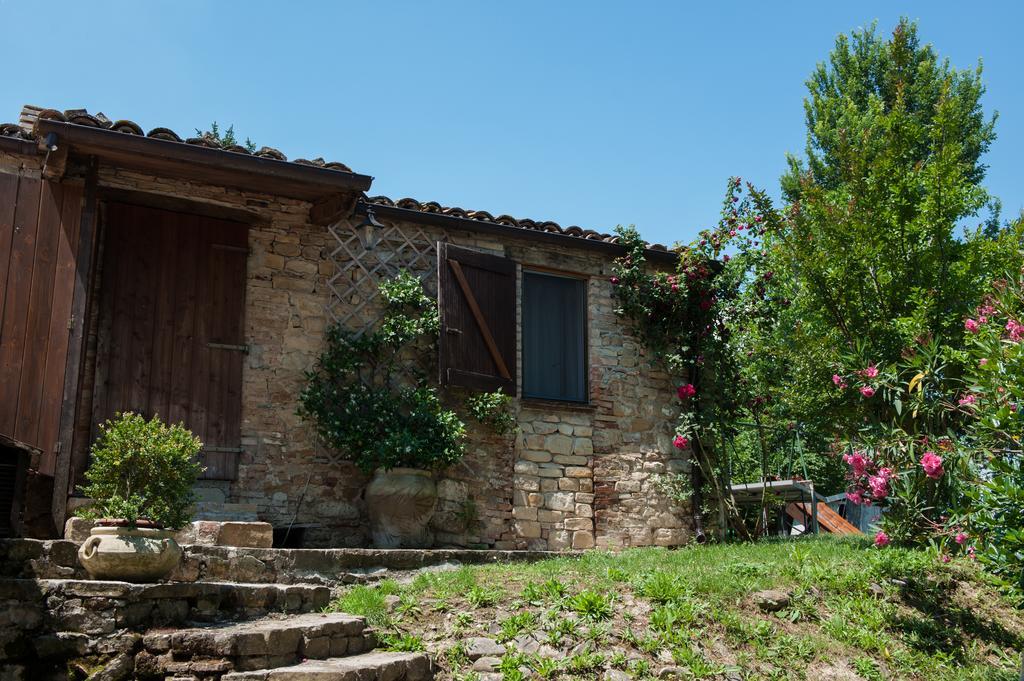 Вілла Agriturismo La Solagna Montebello di Bertona Екстер'єр фото